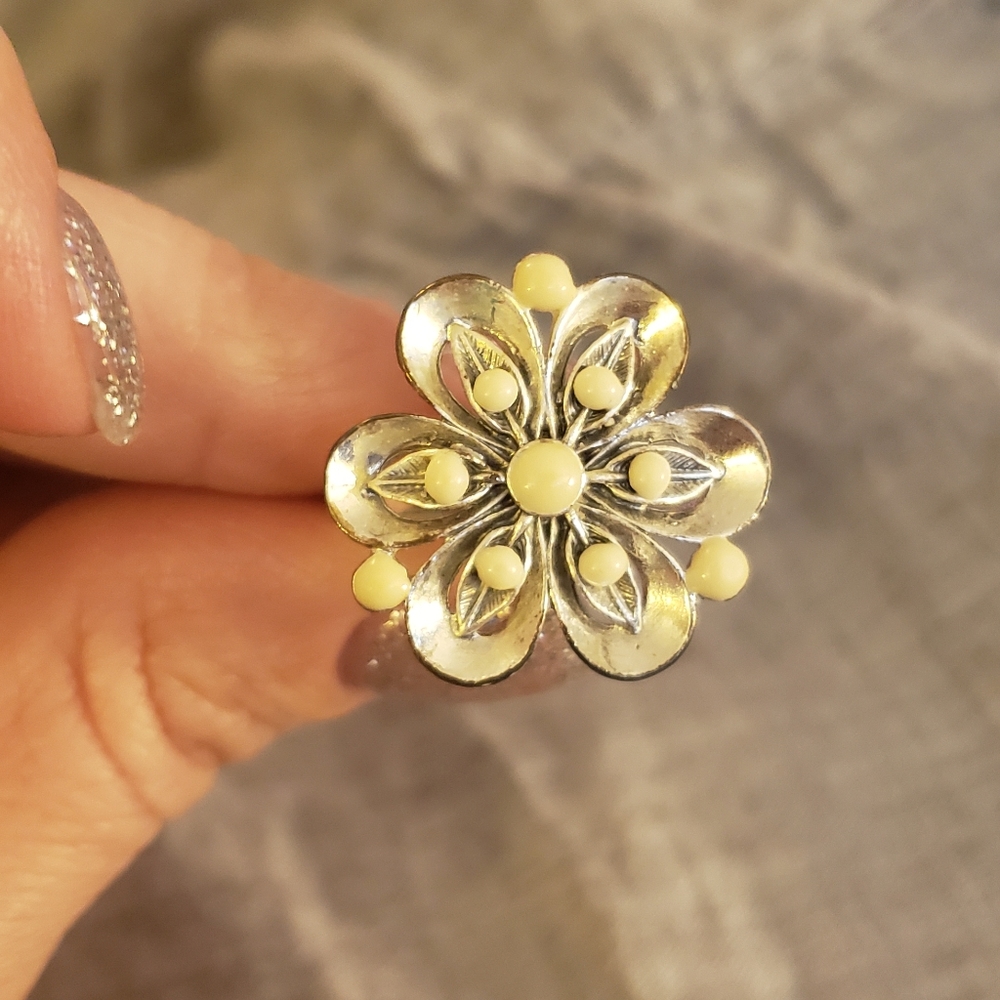 Pilgrim silvertone/ white floral ring, 7